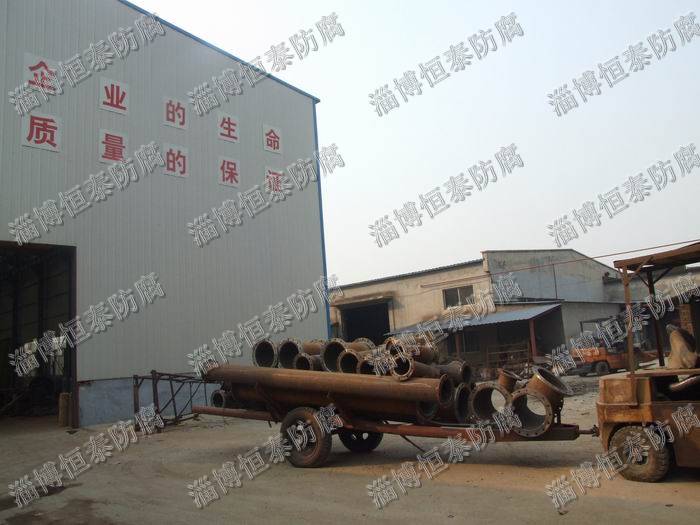 公司鉚焊車間（左），精工四氟車間（右）